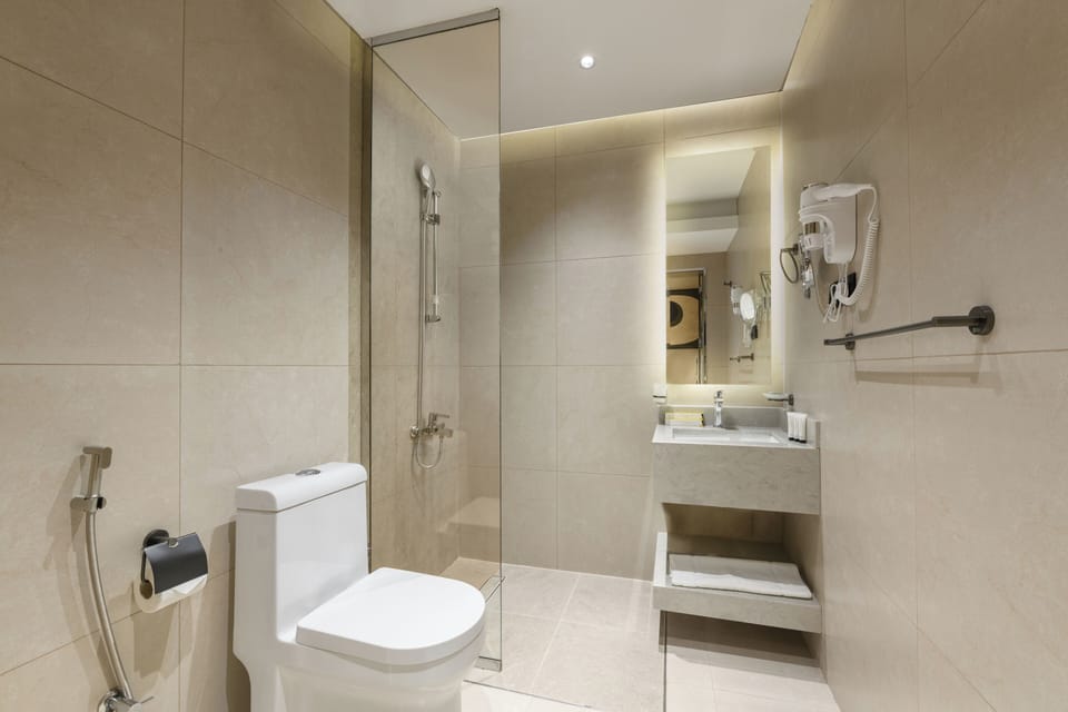 Basic Room | Bathroom | Free toiletries, hair dryer, slippers, towels