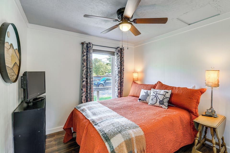 Walk to River & Trails: Cozy Damascus Cottage! Cottage in Damascus
