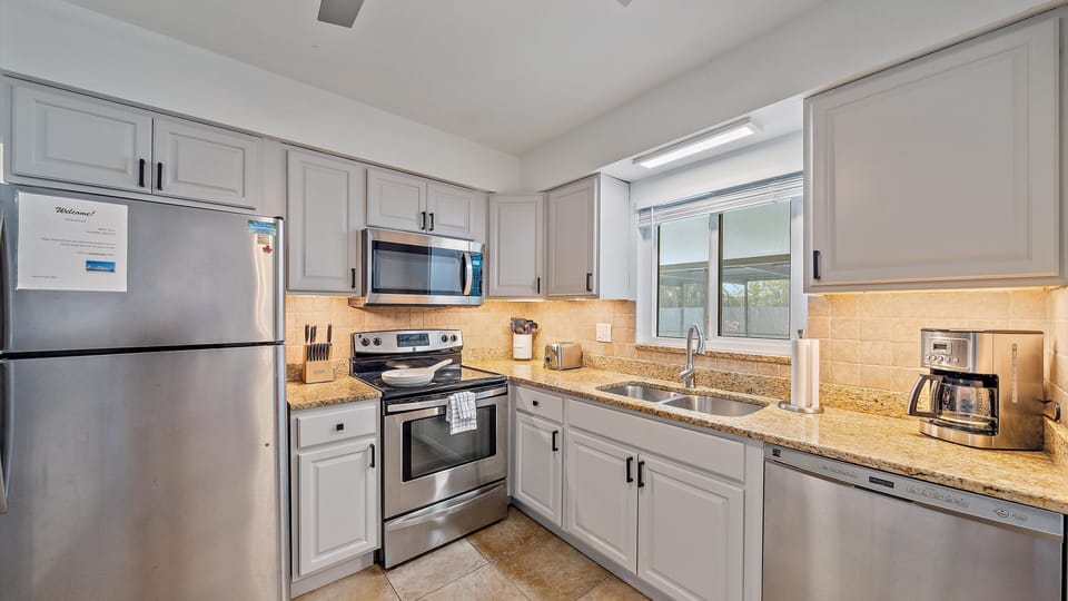 House, 3 Bedrooms | Private kitchen | Fridge, oven, coffee/tea maker, toaster