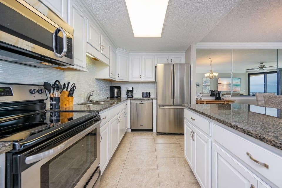 Condo, 3 Bedrooms | Private kitchen | Fridge, oven, coffee/tea maker