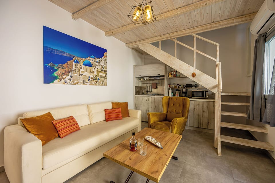 Deluxe Villa, City View | Living area