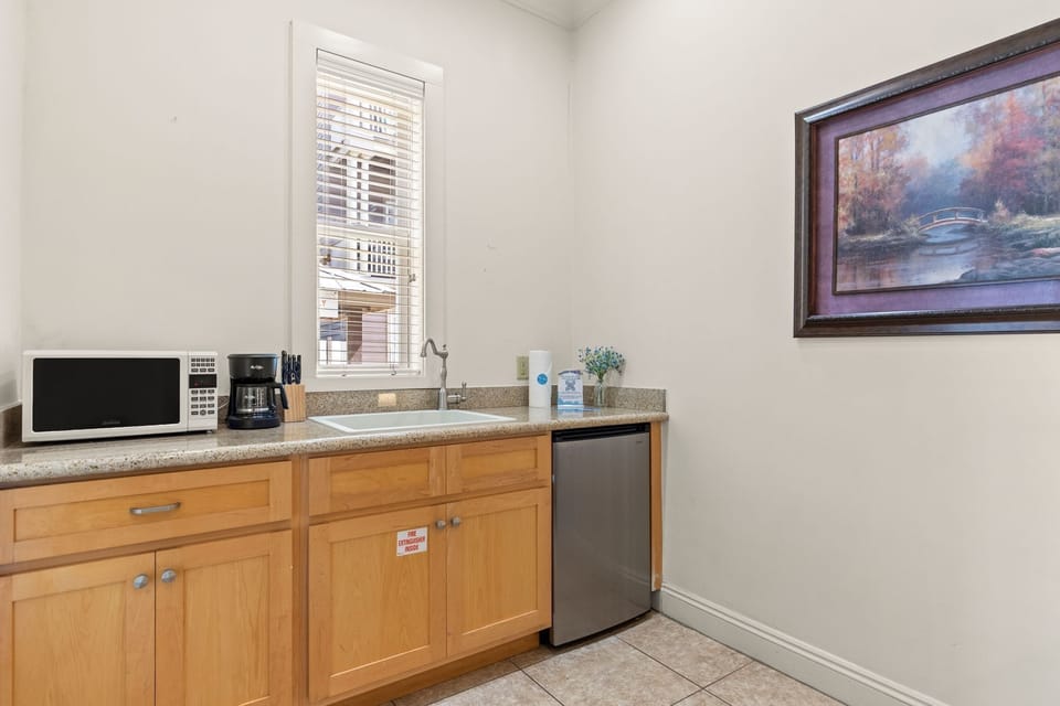 House, Multiple Beds, Patio, Garden View (6230 Thomas Dr) | Interior