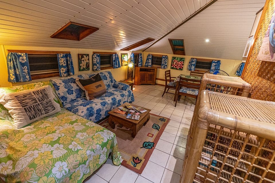 Comfort Room, Mountain View | Living area