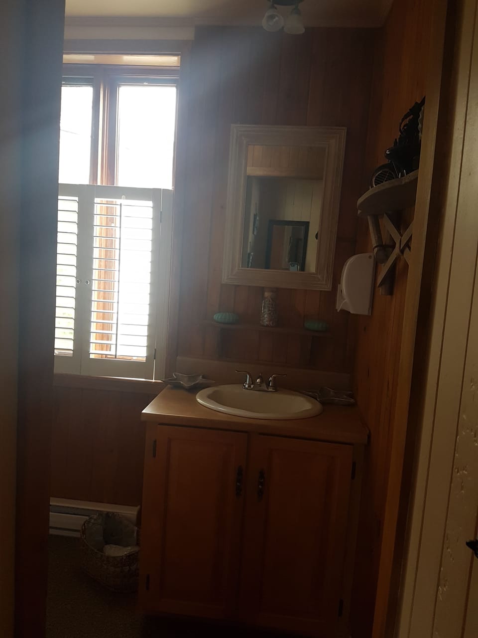 Room #5 | Bathroom | Shower, free toiletries, towels