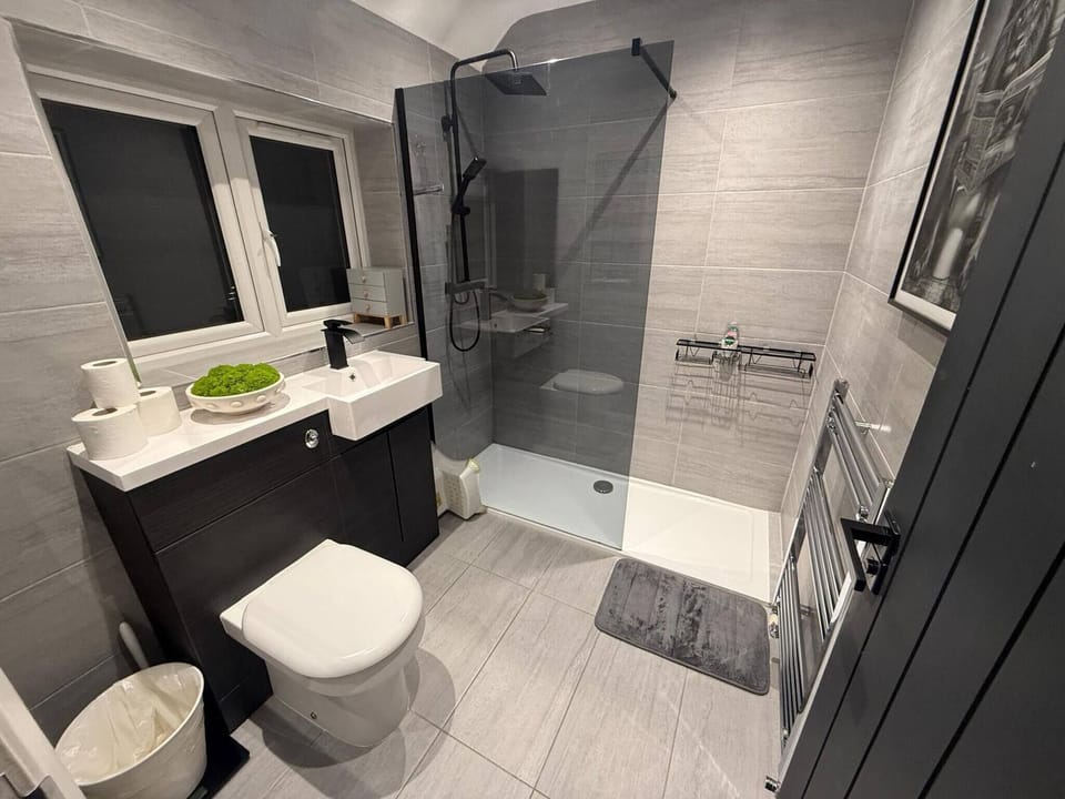 Luxury Retreat, Hot Tub, SK Massage Bed & Tesla House in Pinner