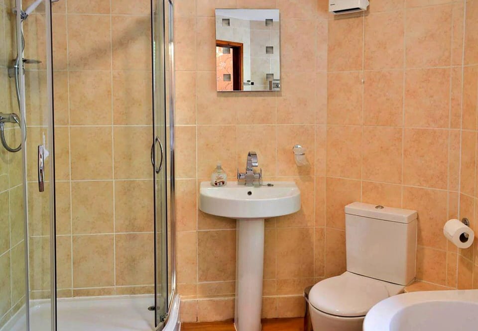 Bungalow in Bovey Tracey With Hot Tub Cottage in Bovey Tracey