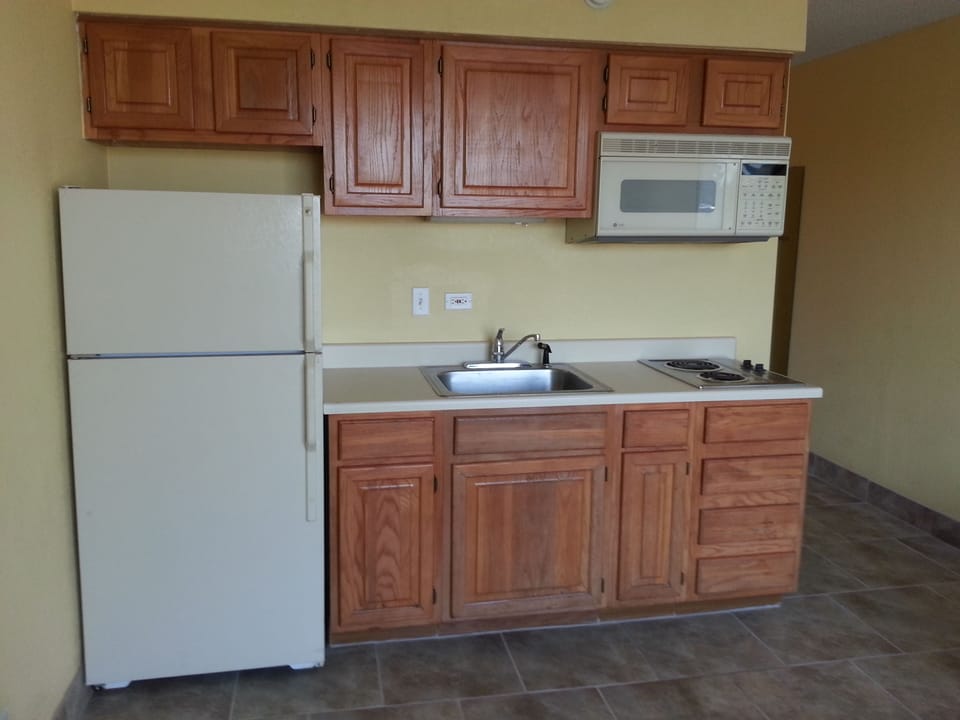 Coffee/tea maker, fridge, microwave