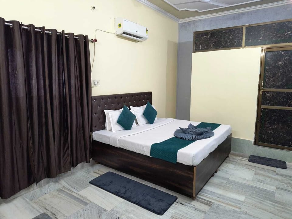 Basic Single Room | Desk, iron/ironing board