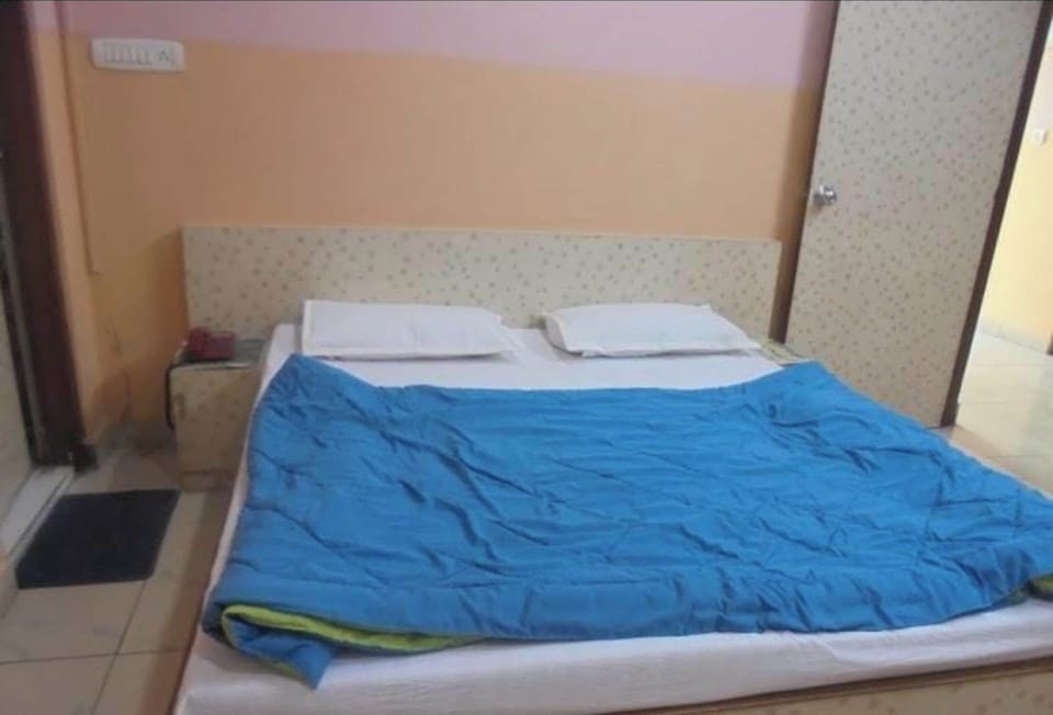 Deluxe Double Room, City View | Desk, bed sheets