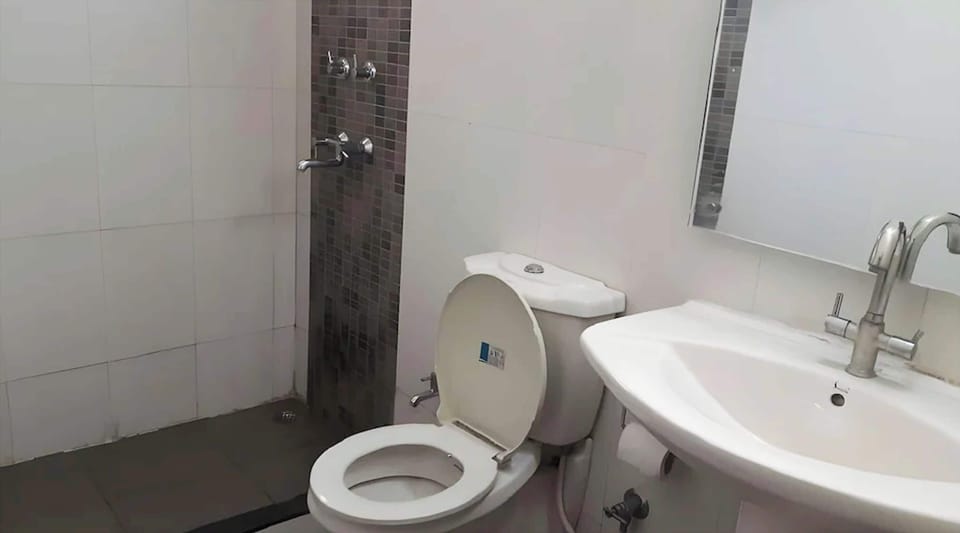 Shower, free toiletries, slippers, towels