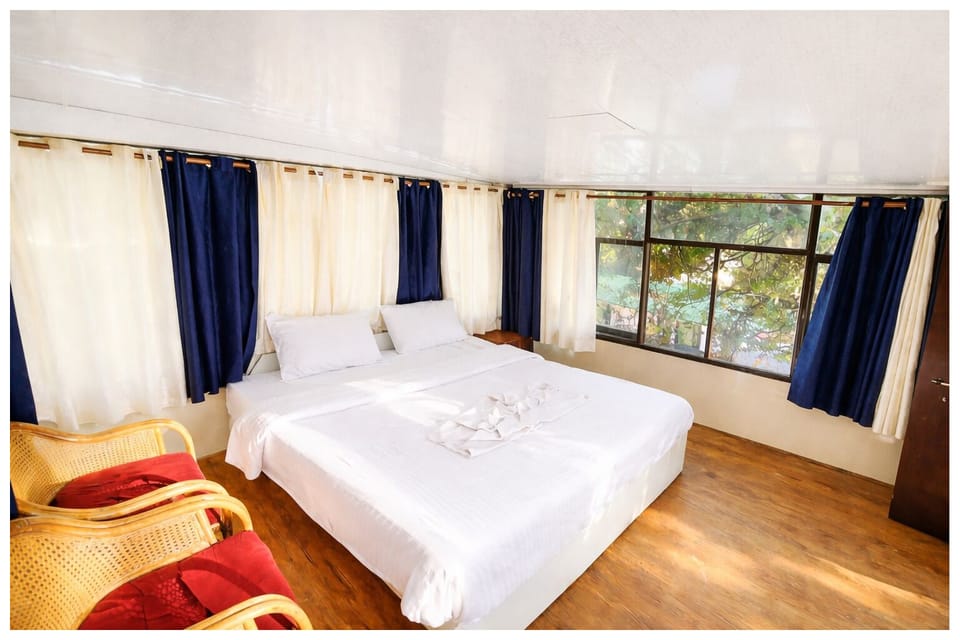 Deluxe Double Room | Hypo-allergenic bedding, soundproofing, bed sheets