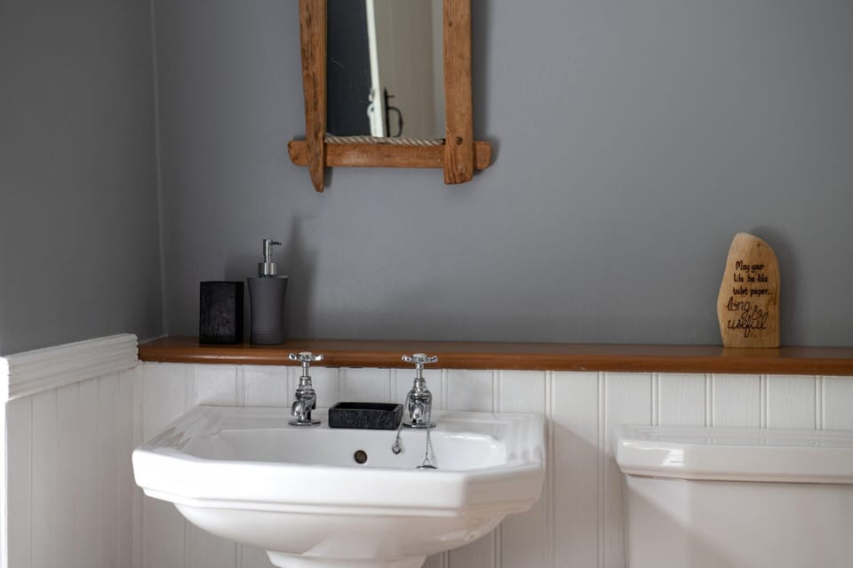 Cozy Pet-friendly Cottage in Snowdonia, No Deposit Cottage in Bro Machno