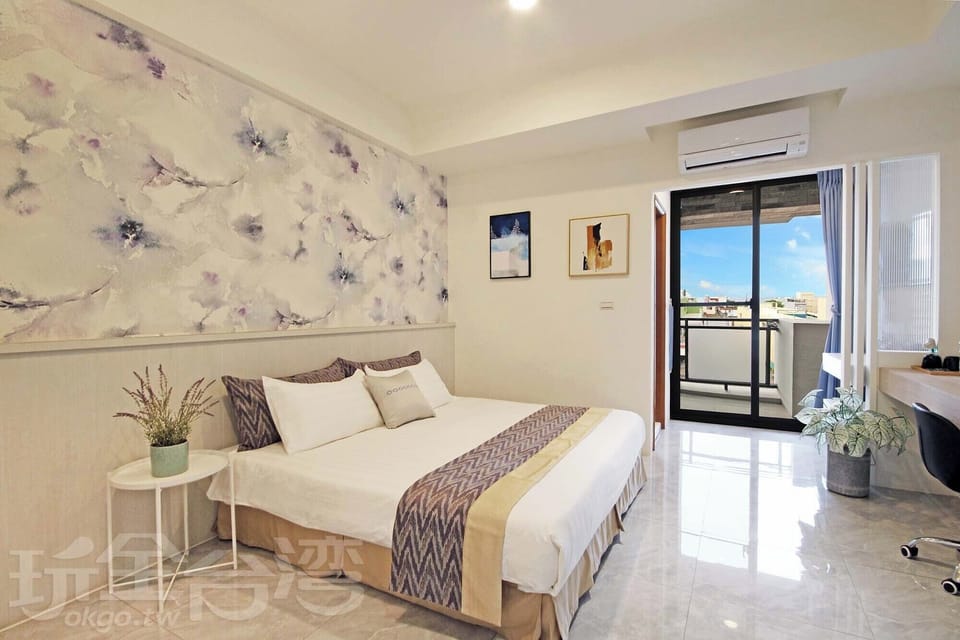 Deluxe Double Room, 1 Queen Bed, Balcony, Partial Ocean View | Desk, laptop workspace, free WiFi