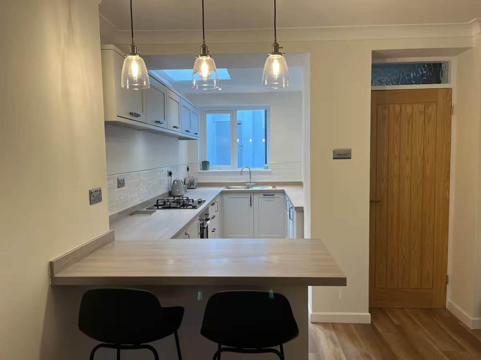 Cottage | Private kitchen | Fridge, microwave, oven, stovetop