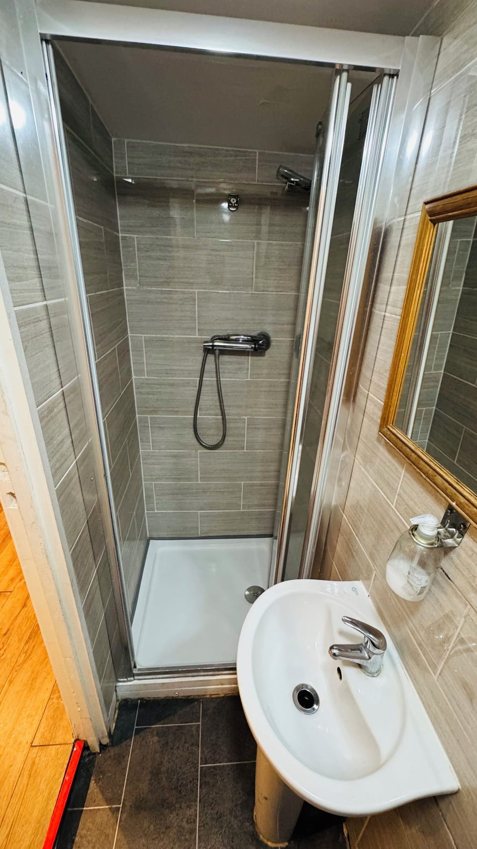 Single Room | Bathroom | Shower, towels, shampoo, toilet paper