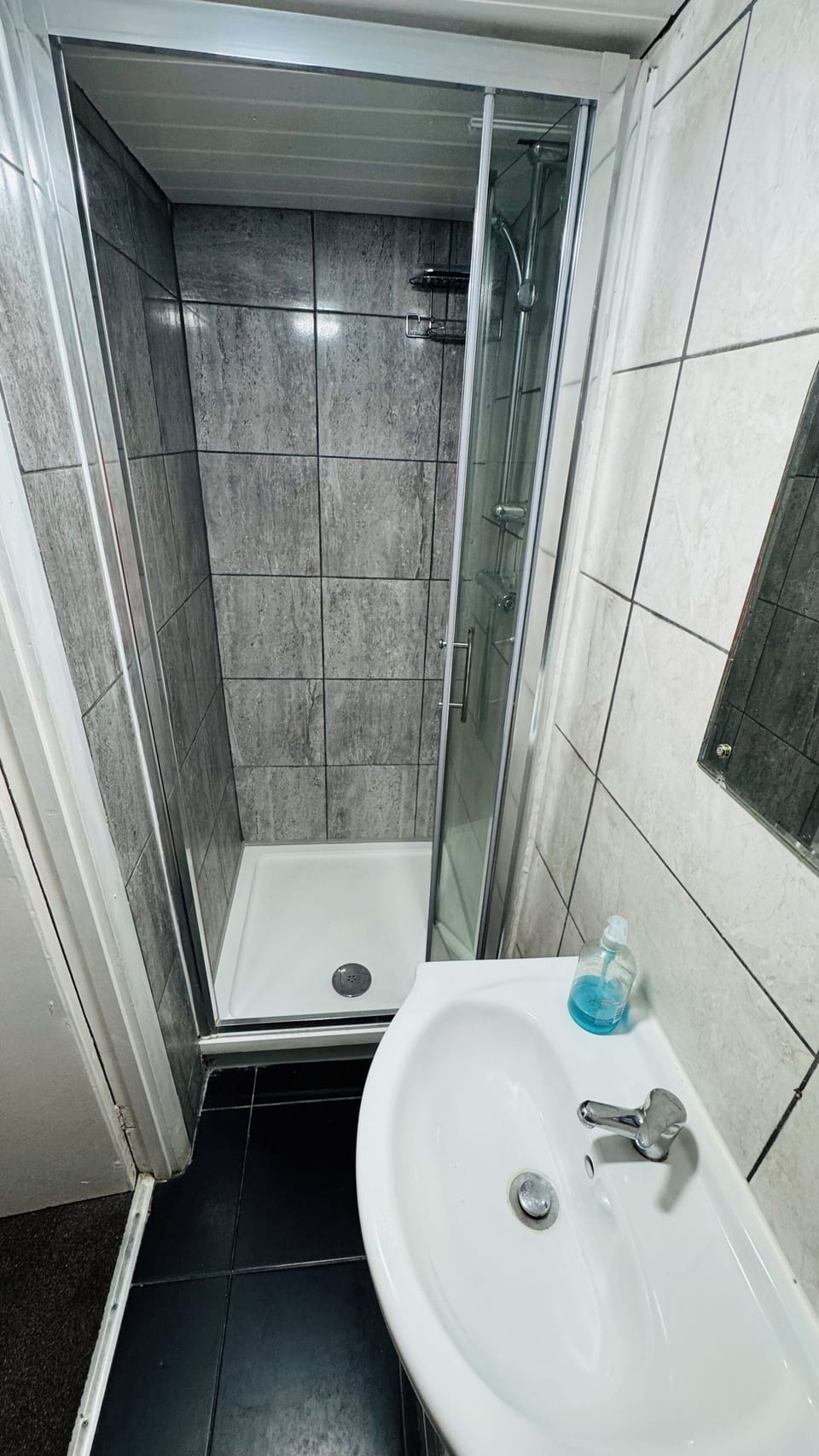 Twin Room | Bathroom | Shower, towels, shampoo, toilet paper