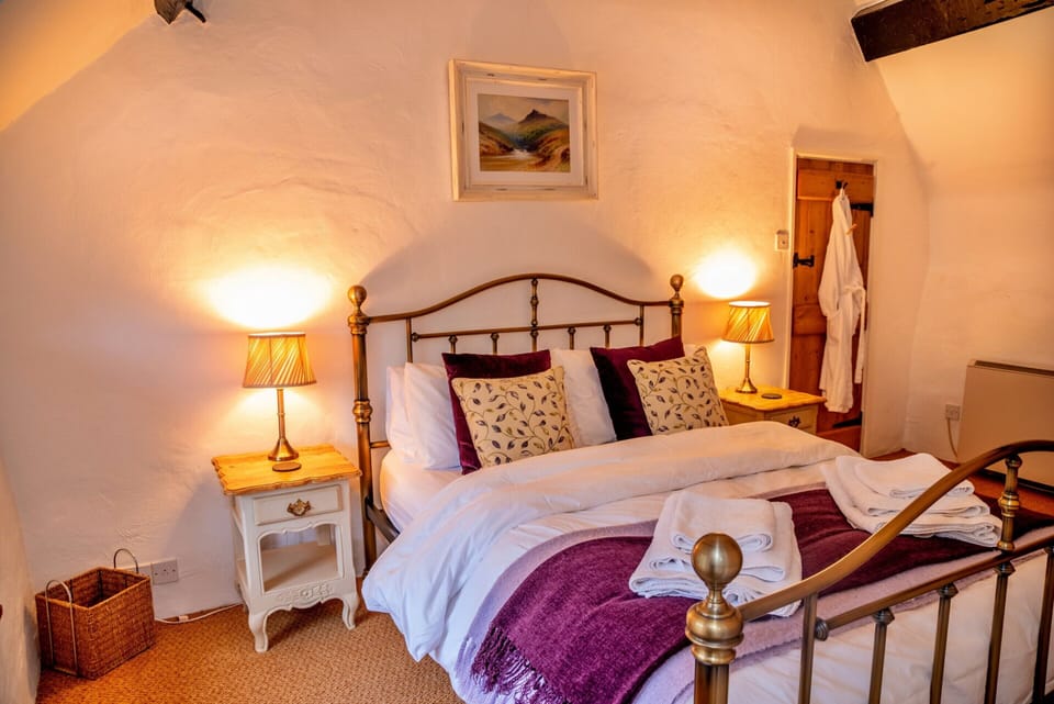 Charming Thatched Cottage in Alcombe, No Deposit Cottage in Minehead