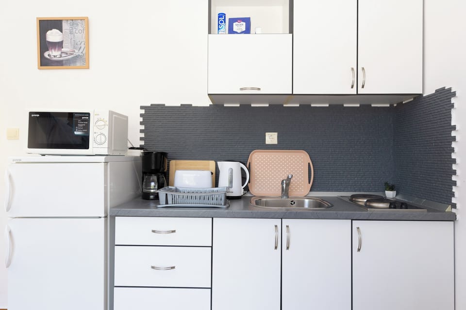 Apartment, Balcony, Sea View | Private kitchen | Fridge, microwave, stovetop, electric kettle