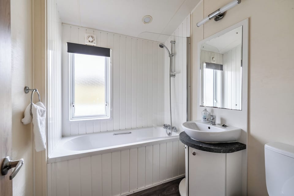 2 Bed Caravan - Sleeps 6 - Pets - Pool - Parking Villa in England