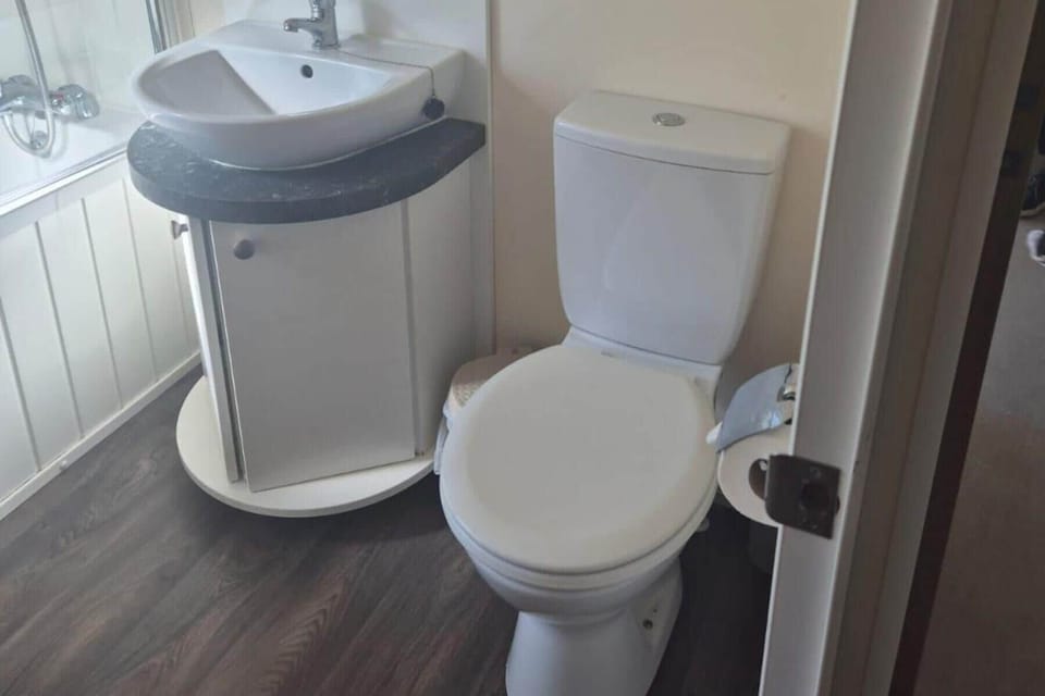 Separate tub and shower, deep soaking tub, hair dryer