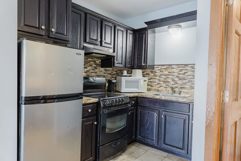 Coffee/tea maker, fridge, microwave, oven