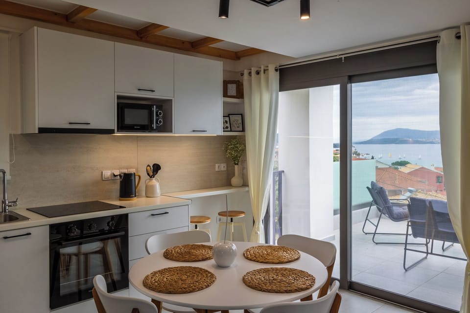 Luxury Apartment, Sea View | Private kitchen
