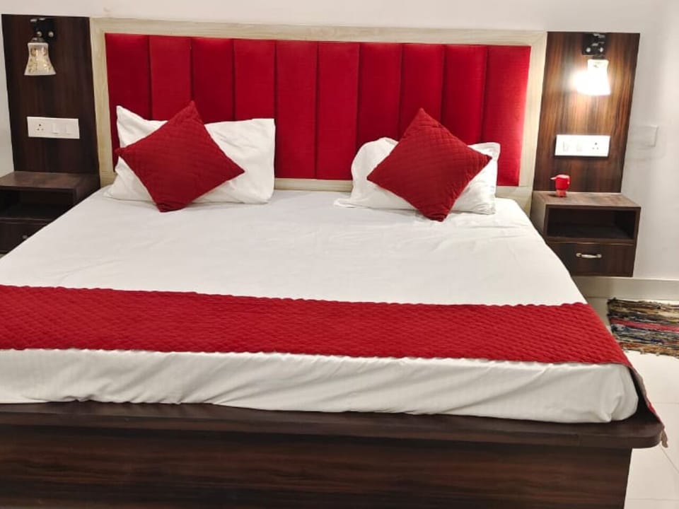 Deluxe Double Room, City View | Desk, laptop workspace, free WiFi