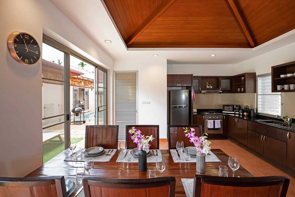 Family Villa, 3 Bedrooms, Pool View | In-room dining