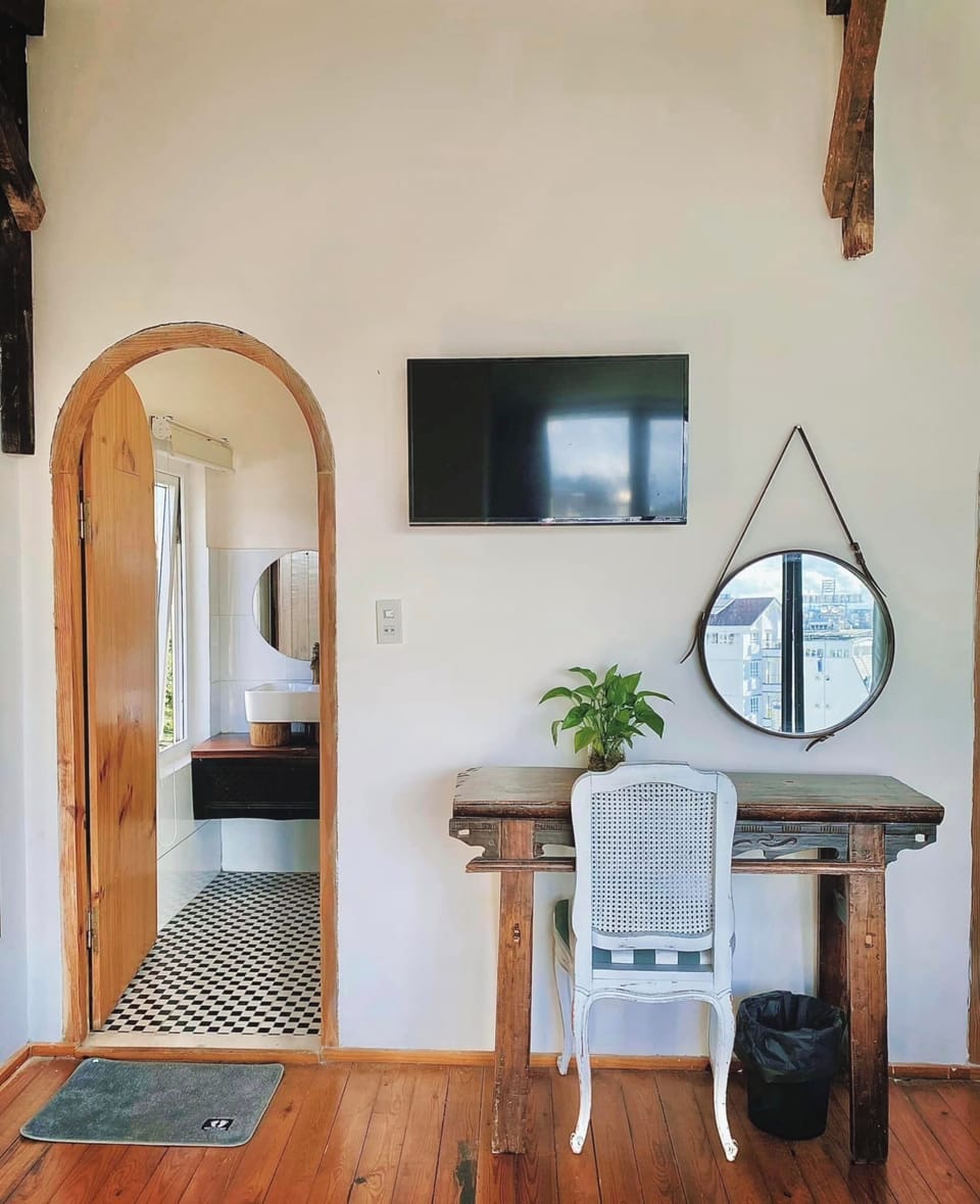 Basic Double Room, City View | Bathroom | Shower, free toiletries, hair dryer, towels