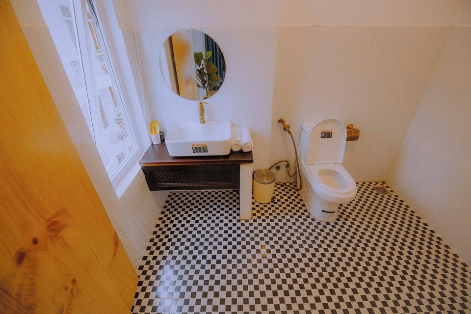 Basic Double Room, City View | Bathroom | Shower, free toiletries, hair dryer, towels
