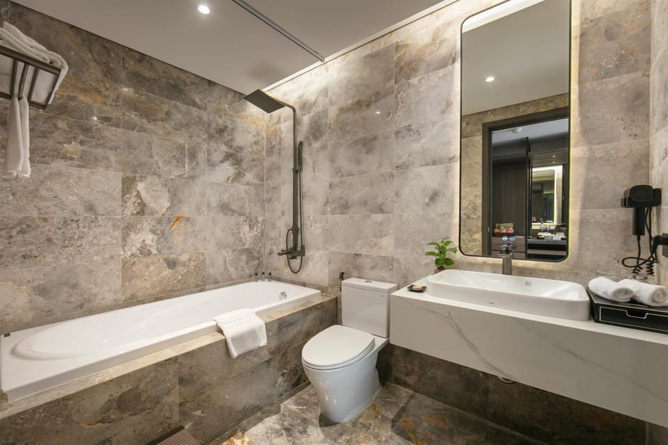 Premier Double Room, Bathtub, Courtyard View | Bathroom | Combined shower/tub, rainfall showerhead, free toiletries, hair dryer