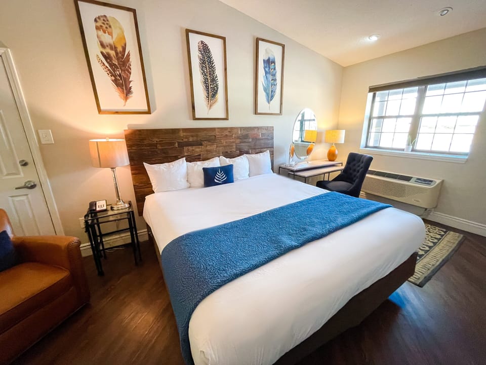 Club Suite, 1 King Bed, Hot Tub | Pillowtop beds, blackout drapes, iron/ironing board, cribs/infant beds