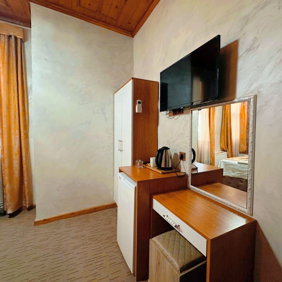 Premium bedding, minibar, desk, free WiFi