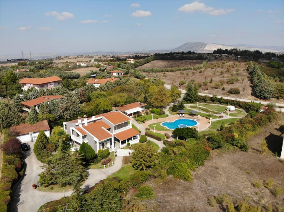 House | 5 bedrooms, desk
