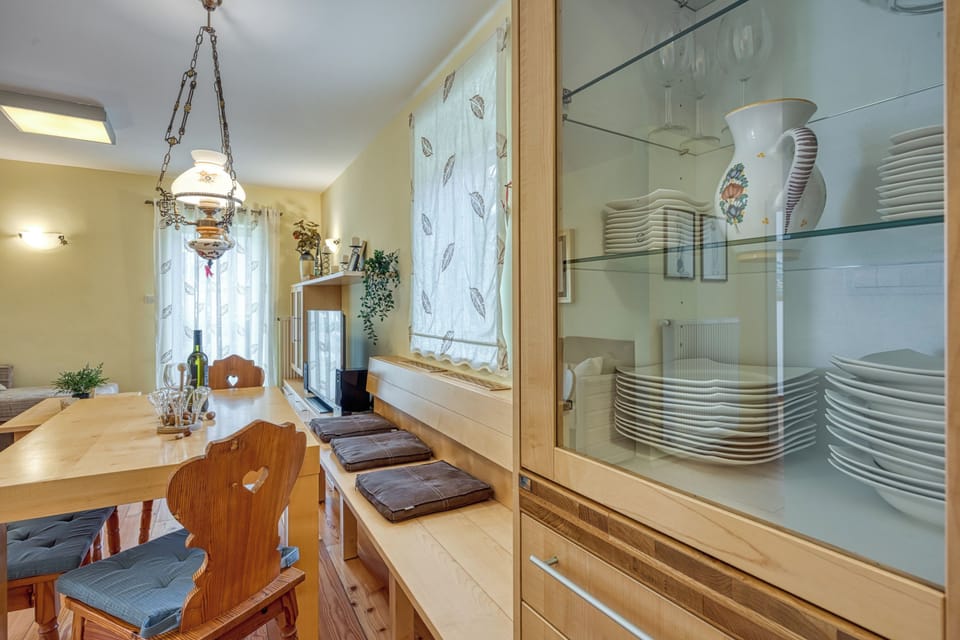 Honeymoon Chalet, 2 Bedrooms, 2 Bathrooms (Alpine Chalet Planica with Sauna) | Dining