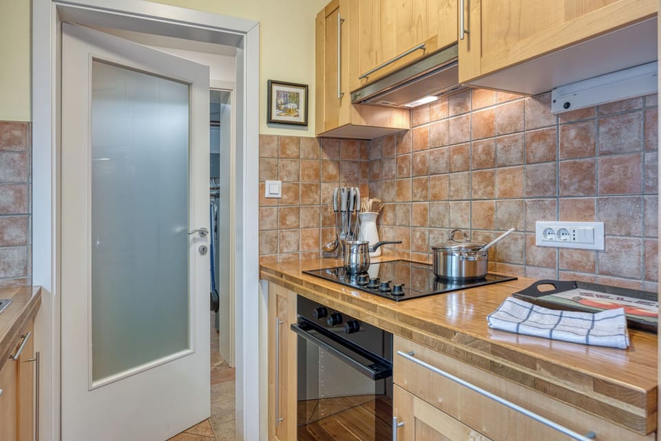 Honeymoon Chalet, 2 Bedrooms, 2 Bathrooms (Alpine Chalet Planica with Sauna) | Private kitchen
