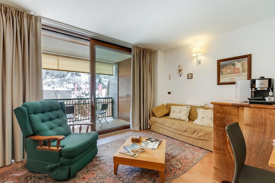 Family Apartment, Multiple Bedrooms (The Theo's Nest) | Living area | 21-inch flat-screen TV with cable channels