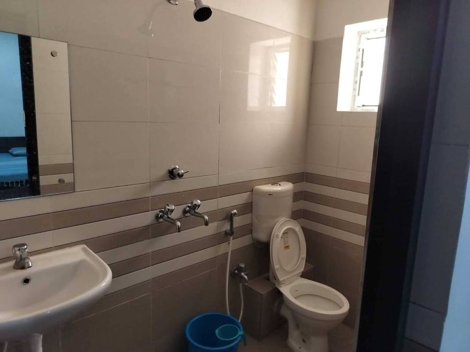 Classic Double Room | Bathroom | Towels, soap, shampoo
