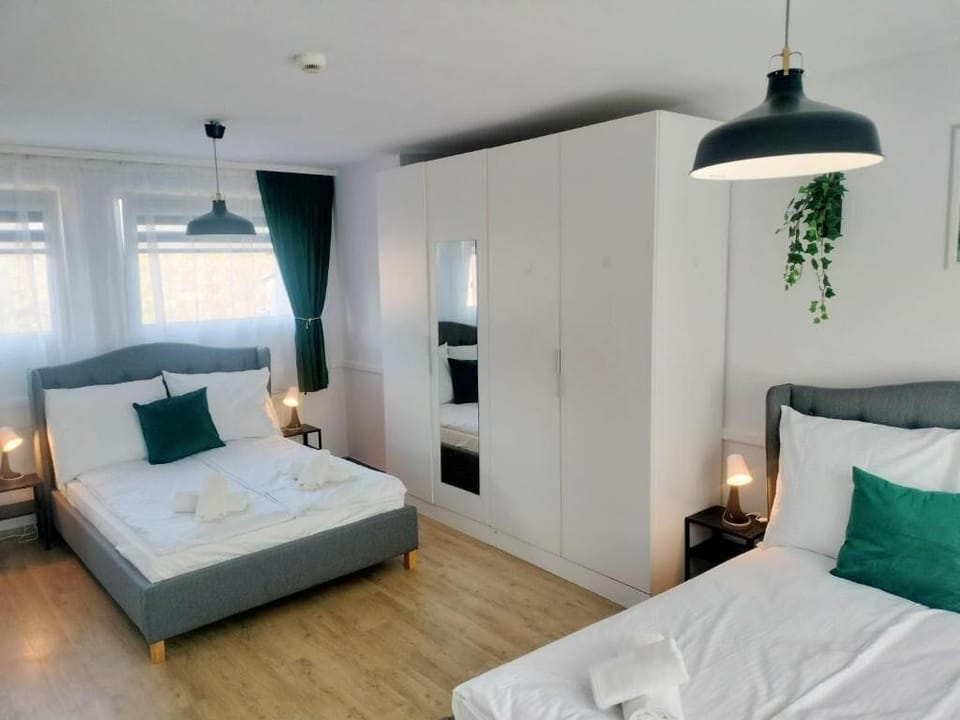 Classic Quadruple Room | Laptop workspace, free WiFi