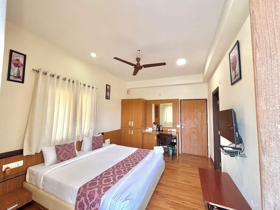 Deluxe Room, Balcony, City View | Laptop workspace, free WiFi, bed sheets
