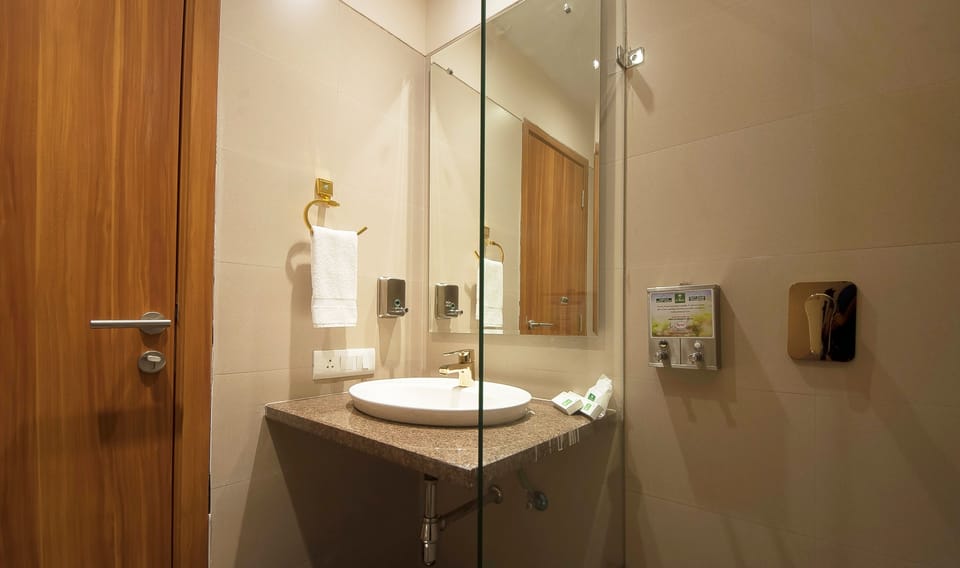 Premium Room | Bathroom | Shower, free toiletries, hair dryer, towels