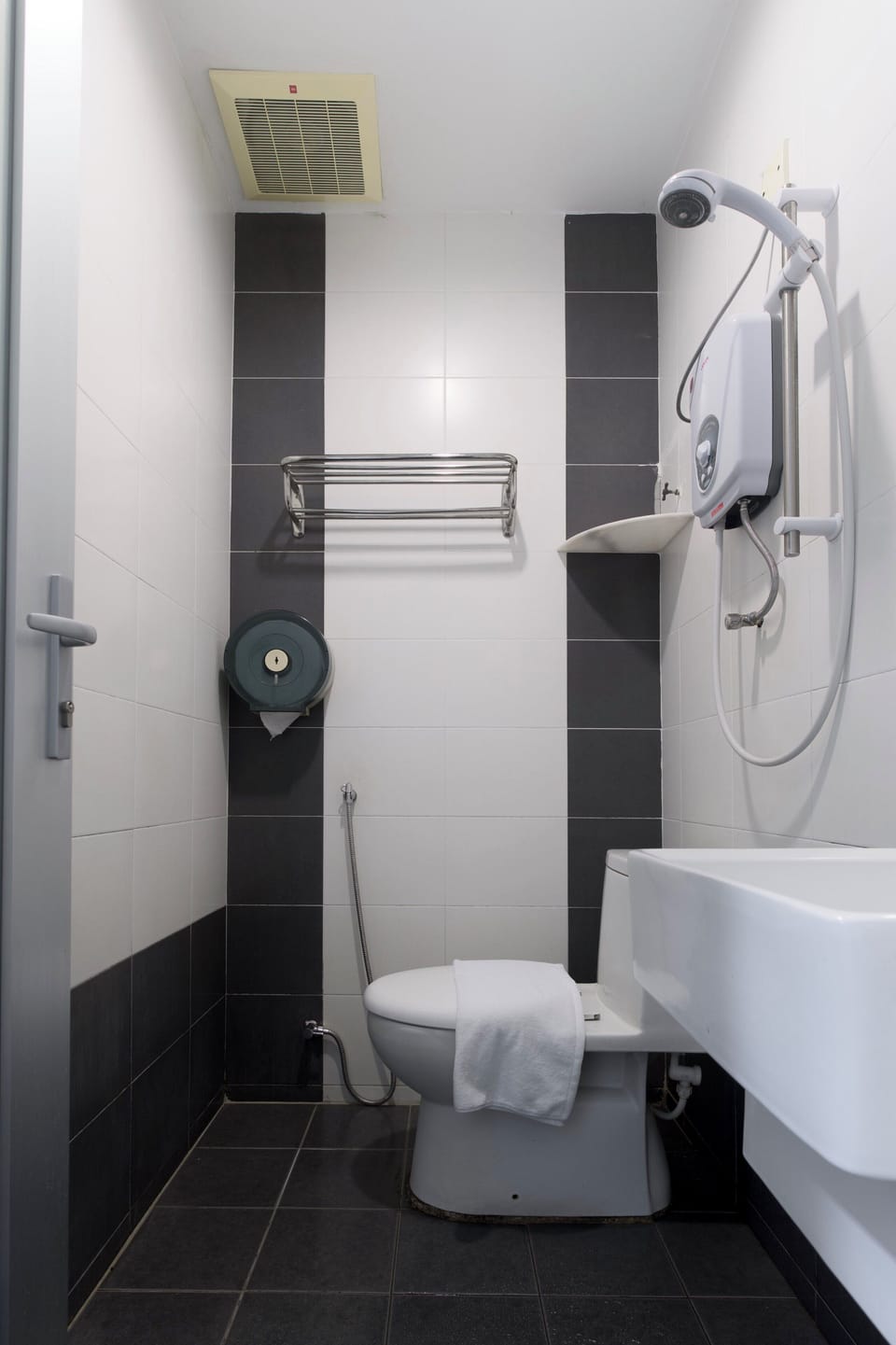Standard Double Room, 1 Double Bed | Bathroom | Shower, free toiletries, towels