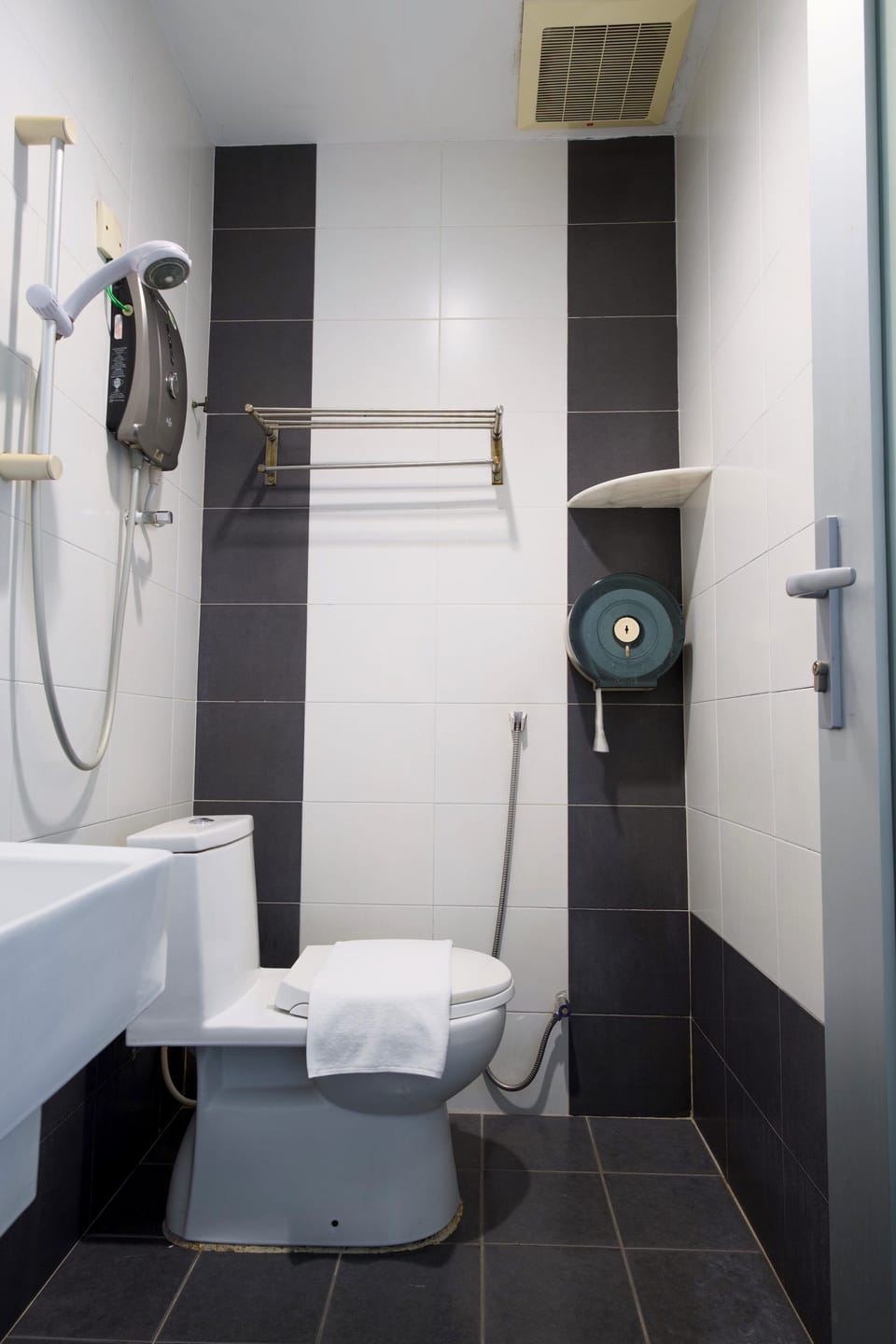Standard Twin Room, 2 Twin Beds | Bathroom | Shower, free toiletries, towels