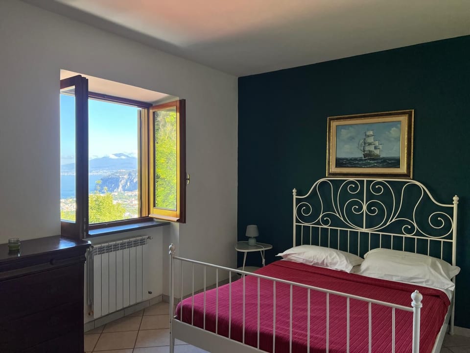 Suite, Sea View | Desk, iron/ironing board, free WiFi, bed sheets