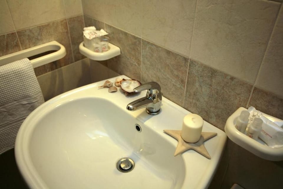 Double Room, Sea View | Bathroom | Shower, hair dryer, bidet, towels