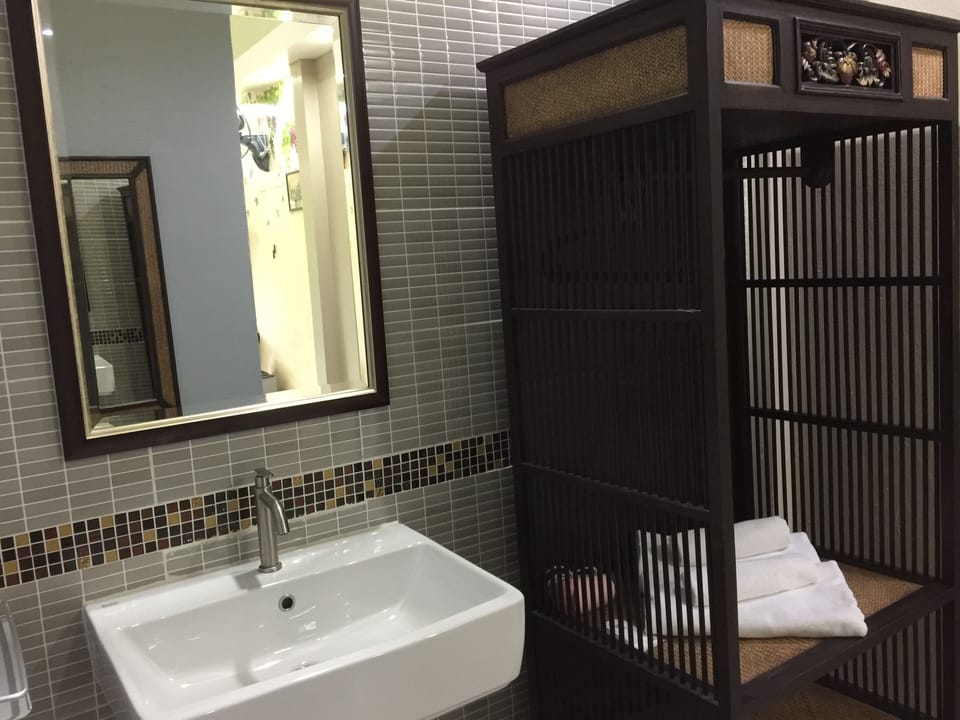 Bathroom sink