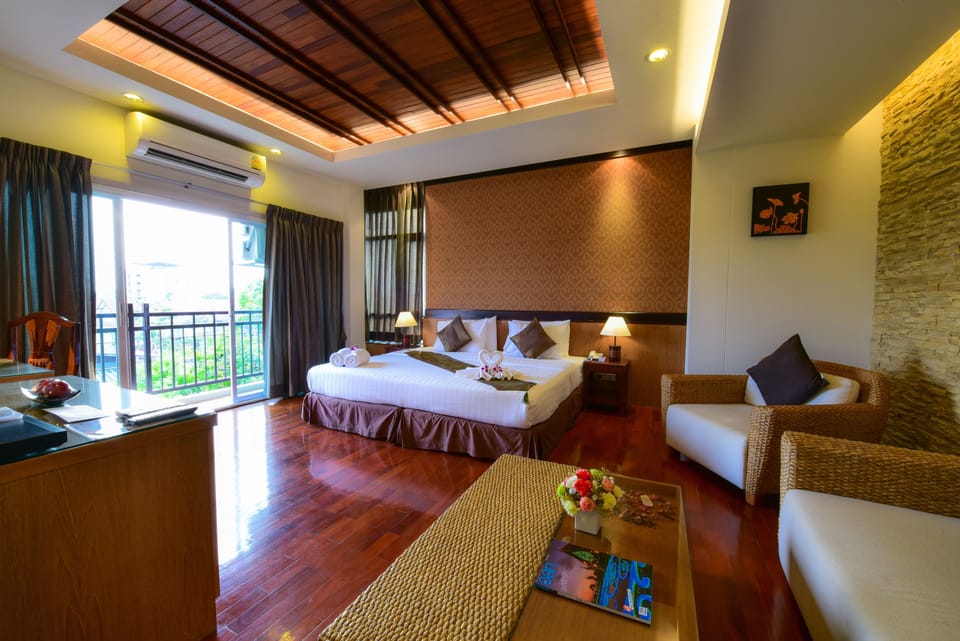 Grand Premium  | Minibar, in-room safe, desk, rollaway beds