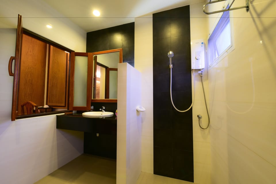 Grand Premium  | Bathroom | Shower, free toiletries, hair dryer, towels