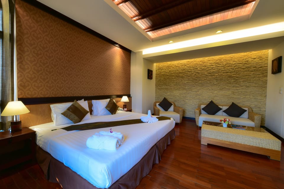 Grand Premium  | Minibar, in-room safe, desk, rollaway beds