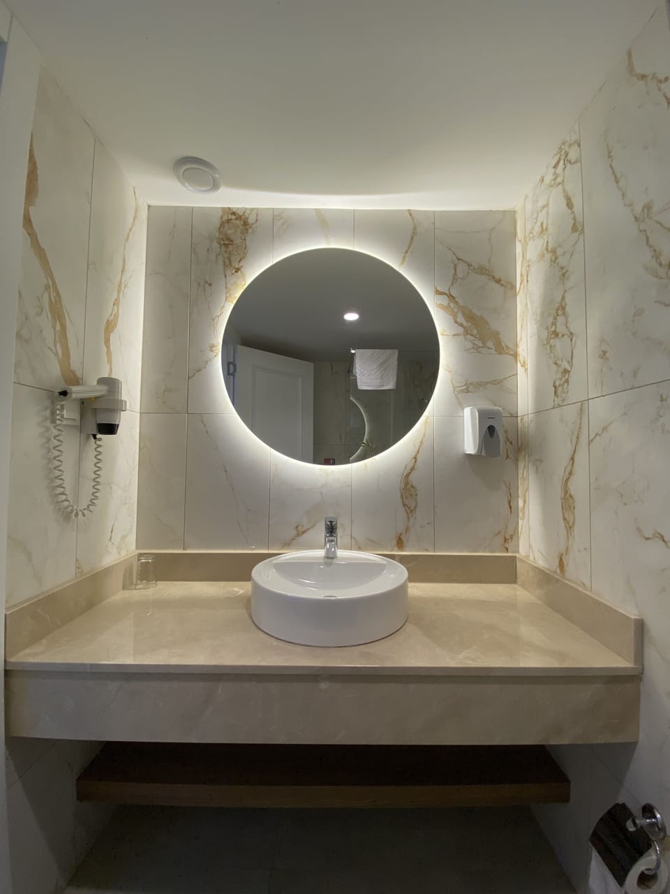 Deluxe Room, 1 Double or 2 Twin Beds, Balcony, Sea View | Bathroom | Combined shower/tub, eco-friendly toiletries, hair dryer, slippers